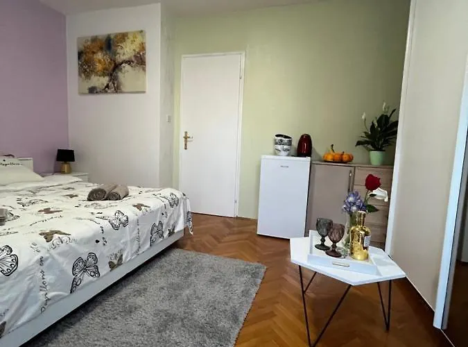 Гостьовий будинок Romantic For Two Persons 3*